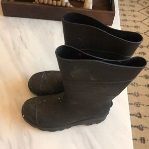 Black rubber rain boots